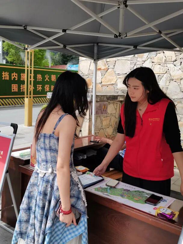 【康巴黨旗紅·有事找黨員】讓黨旗高高飄揚在服務群眾一線 旅游咨詢服務